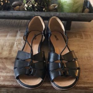 ****Never Worn***** 7.5 Earth Shoes